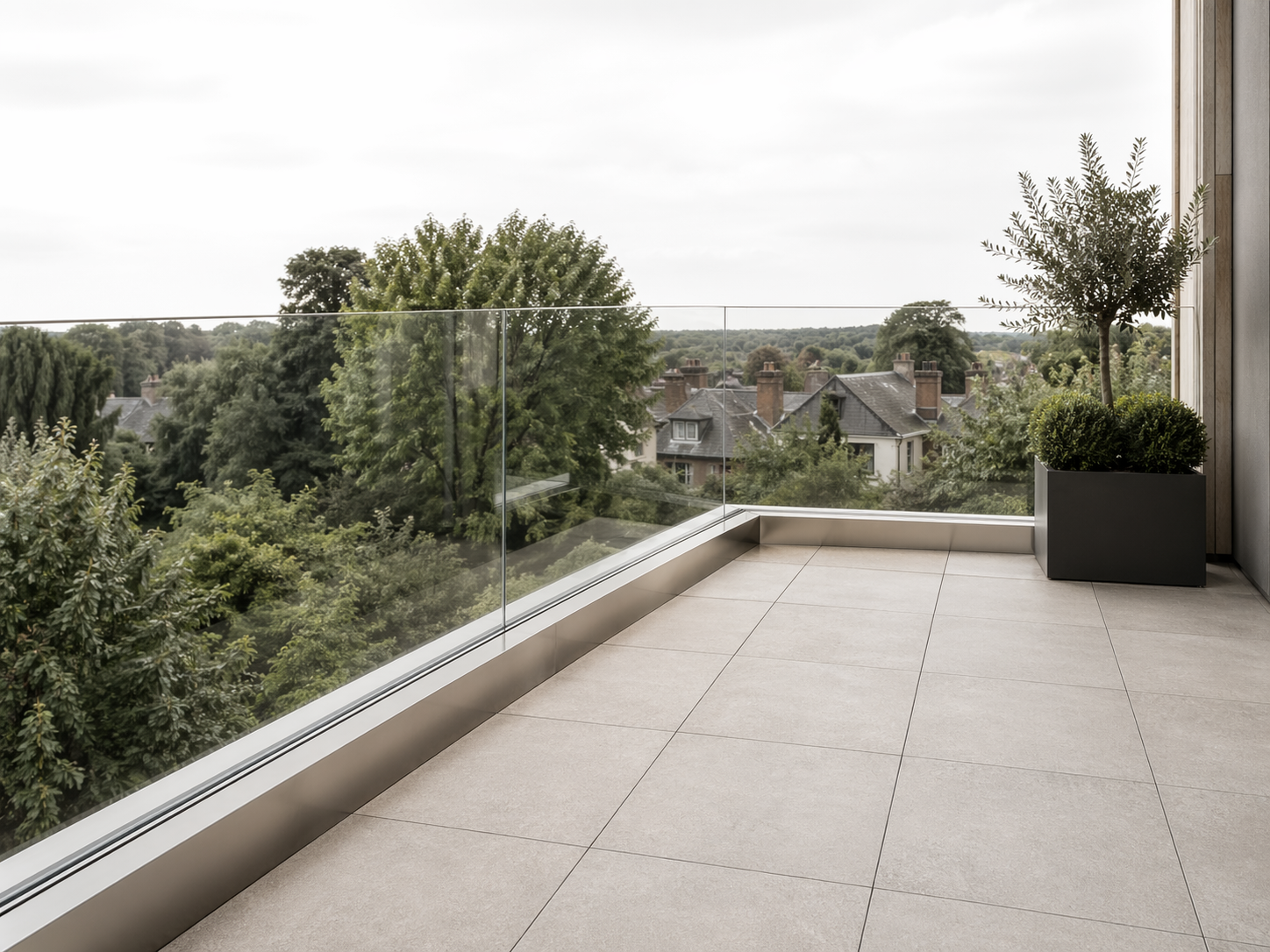 Taras z balustradą szklaną frameless